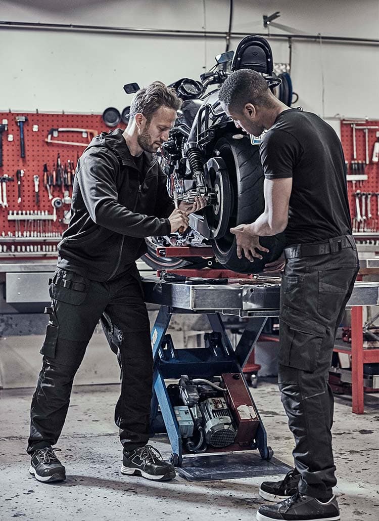 Service_black_750x1030
